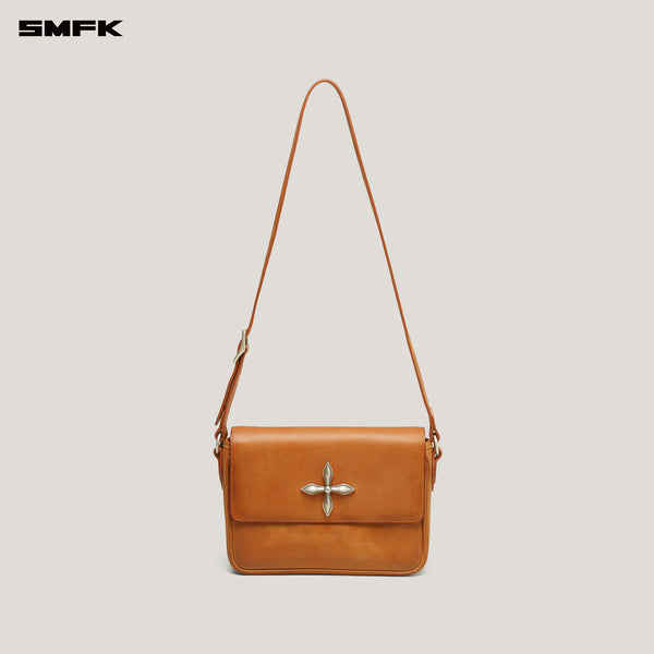 COMPASS BADGE PATINA LEATHER FLIP BAG MEDIUM CARAMEL PATINA