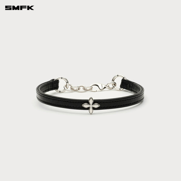 COMPASS RIVET CROSS BADGE LEATHER CHOKER IN BLACK