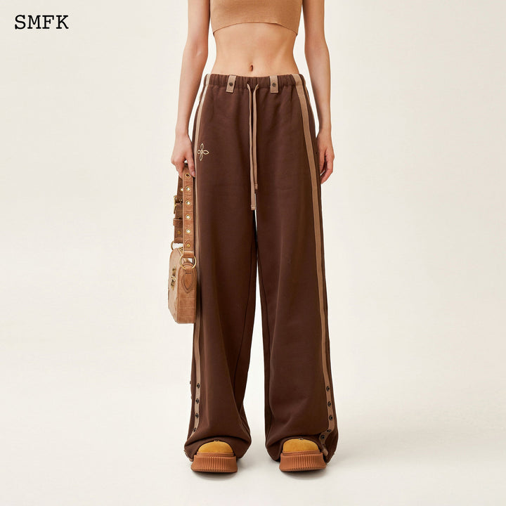 SMFK COMPASS ADVENTURE WIDE-LEG SWEATPANTS BROWN