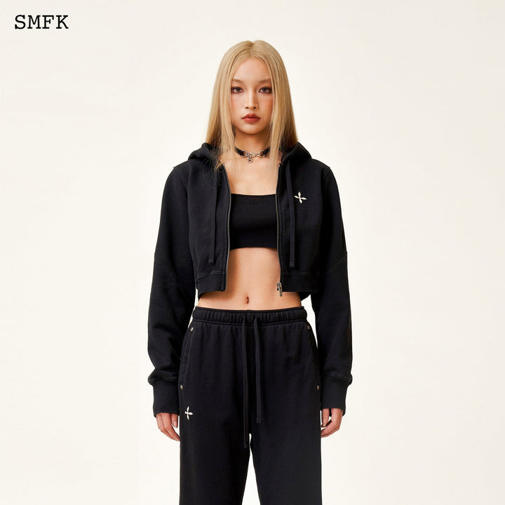 SMFK COMPASS RUSH SHORT SPORTY HOODIE IN BLACK